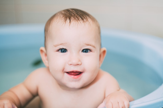 La fille aux yeux bleus baignée dans le bain bleu