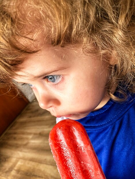 La fille aux yeux bleus se prépare à prendre de la glace.