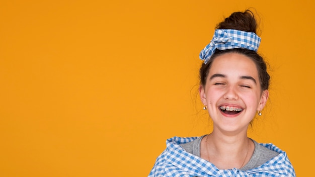 Fille aux yeux fermés en riant