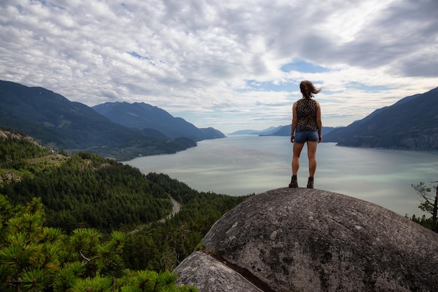 Fille aventureuse randonnée sur une montagne au cours d'une journée d'été animée