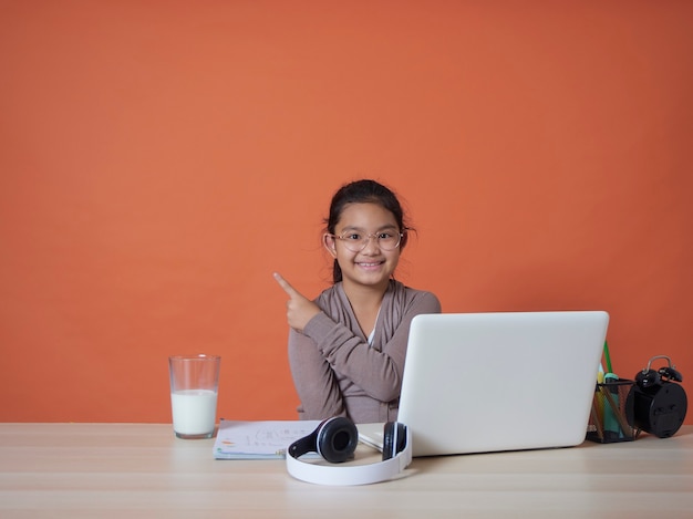 fille ayant des études en ligne avec un ordinateur portable à la maison