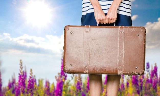 fille avec des bagages sur la route