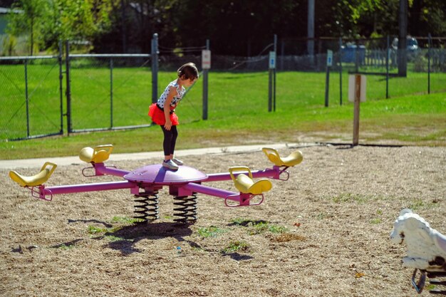 Photo une fille sur une balade dans le parc.