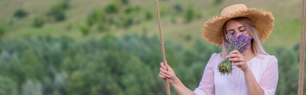 Une fille sur une balançoire dans un champ de lavande Focus sélectif Nature