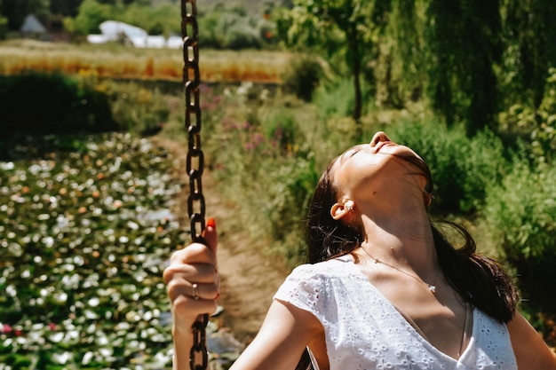 Fille sur la balançoire