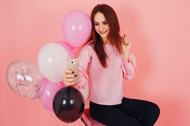 fille avec des ballons