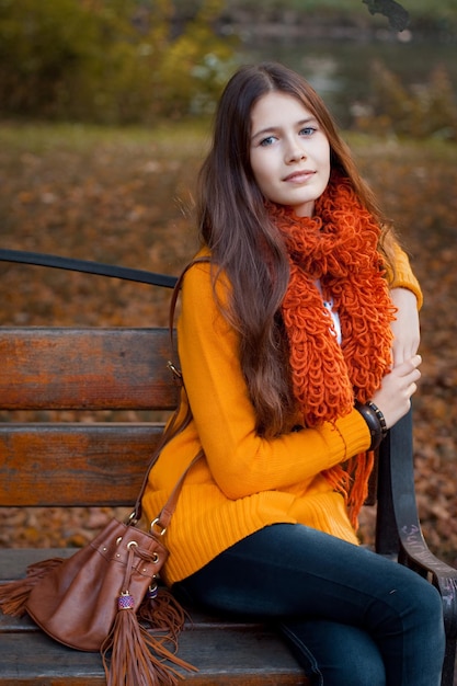 Fille sur banc en automne parc