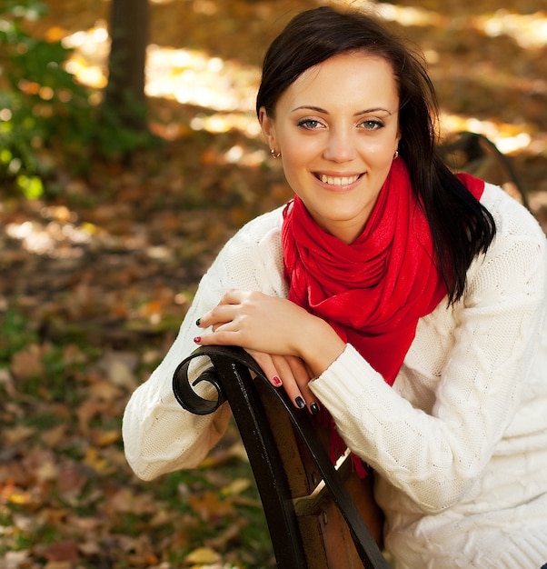 Fille sur banc en automne parc