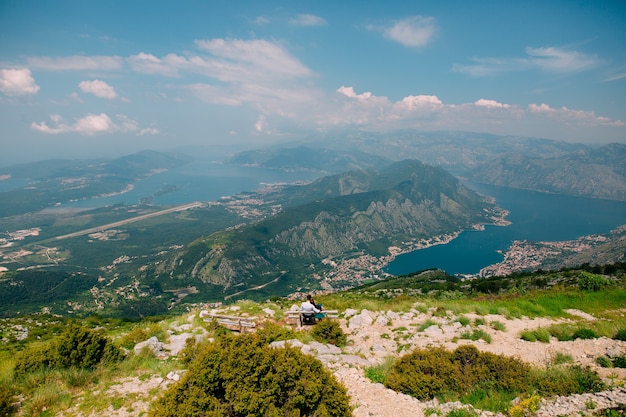 Fille sur un banc sur la montagne lovcen monténégro kotor bay vi