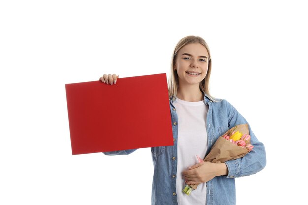 Fille avec bannière vide et fleurs isolés sur fond blanc