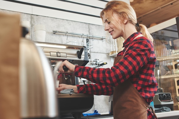 Fille Barista dans le café