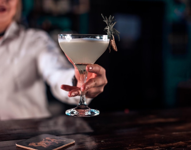 Fille barman formule un cocktail sur la brasserie