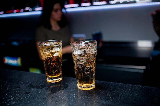 La fille barman prépare un cocktail dans la discothèque Barman au travail dans un club