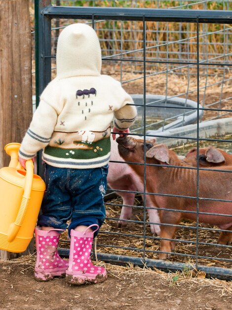 Fille en bas âge à la ferme.