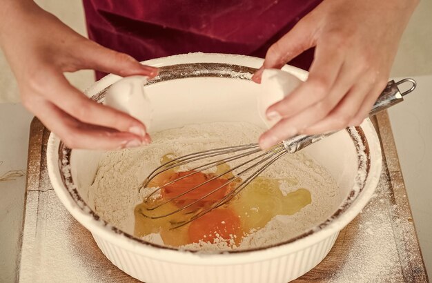 Photo fille battant l'oeuf et la farine pour faire de la pâte avec la cuisson au batteur