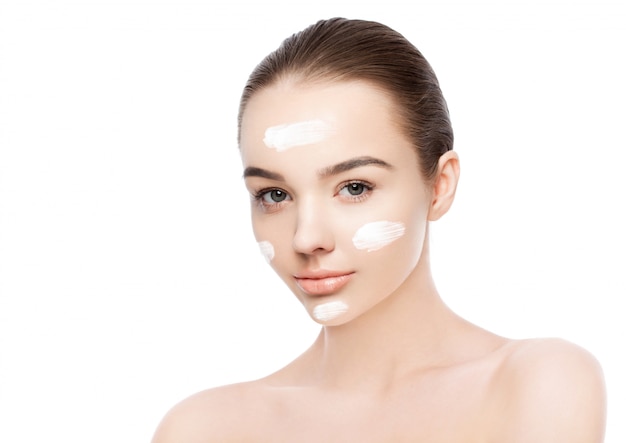 Fille de beauté avec crème pour le visage