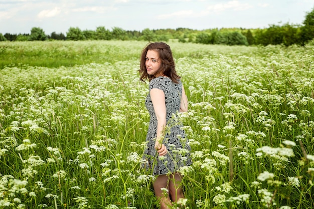 Fille de beauté à l'extérieur, profitant de la nature. belle femme sur le terrain d'été