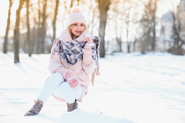 Une fille de beauté sur le fond de l'hiver