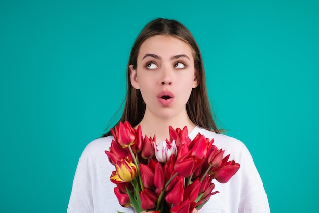 Fille de beauté avec tulipe belle femme sensuelle tenir bouquet de tulipes portrait en studio