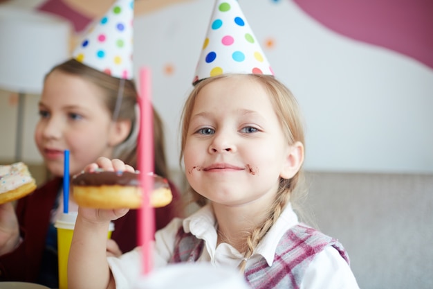 Fille avec beignet