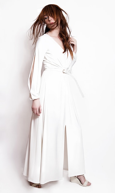 Fille belle mode en robe longue blanche