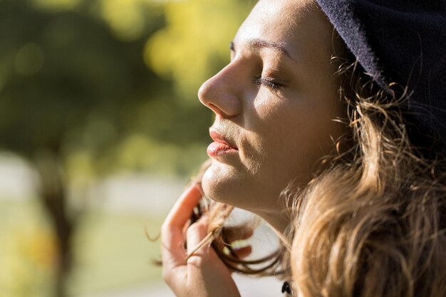 La fille en béret et jupe dans le parc Portrait de jolie fille à la française