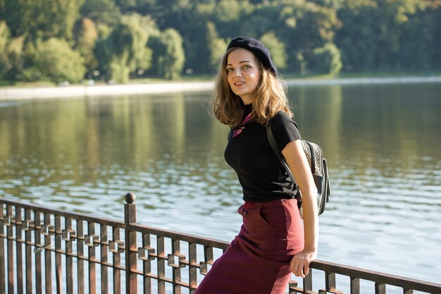 La fille en béret et jupe dans le parc