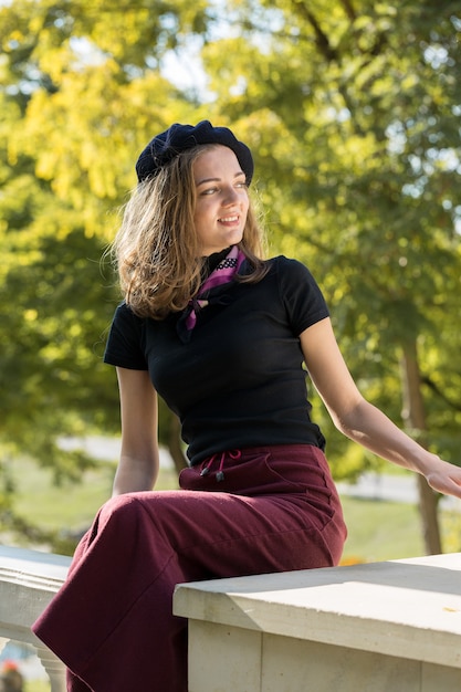 La fille en béret et jupe dans le parc