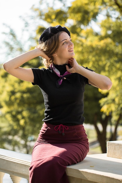 Photo la fille en béret et jupe dans le parc