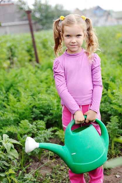 Photo fille avec un bidon d'eau