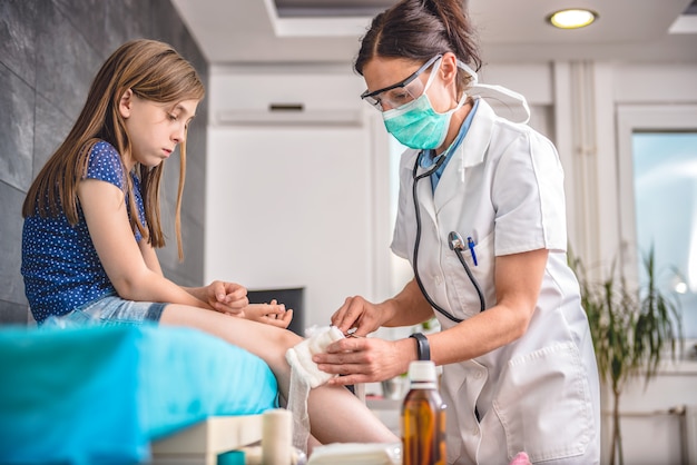 Fille blessée recevant les premiers secours