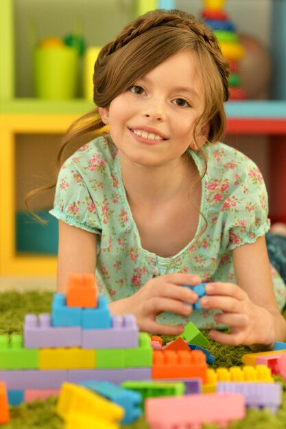 Fille avec des blocs de plastique colorés