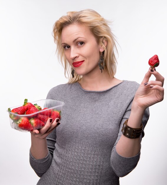 fille blonde aux fraises fraîches