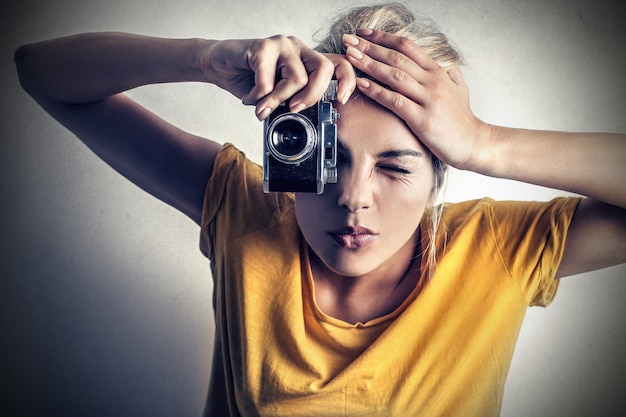 Fille blonde avec une caméra