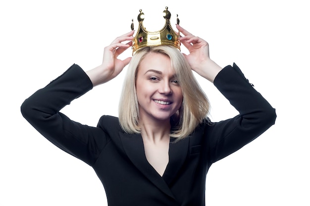 Photo fille blonde avec couronne sur la tête sur fond blancxa