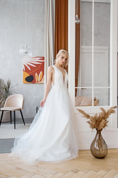 fille blonde dans une belle robe de mariée blanche