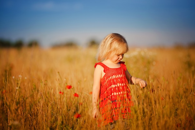 Fille blonde dans le champ