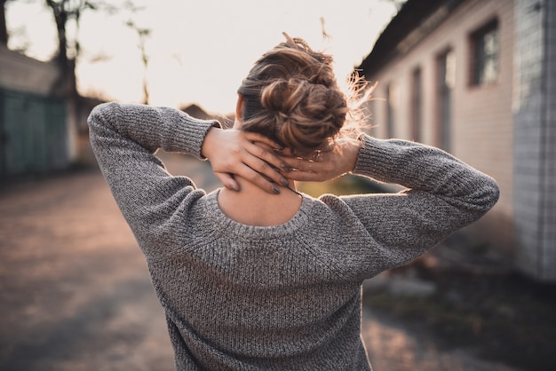 Fille blonde dans un pull tricoté à l'extérieur