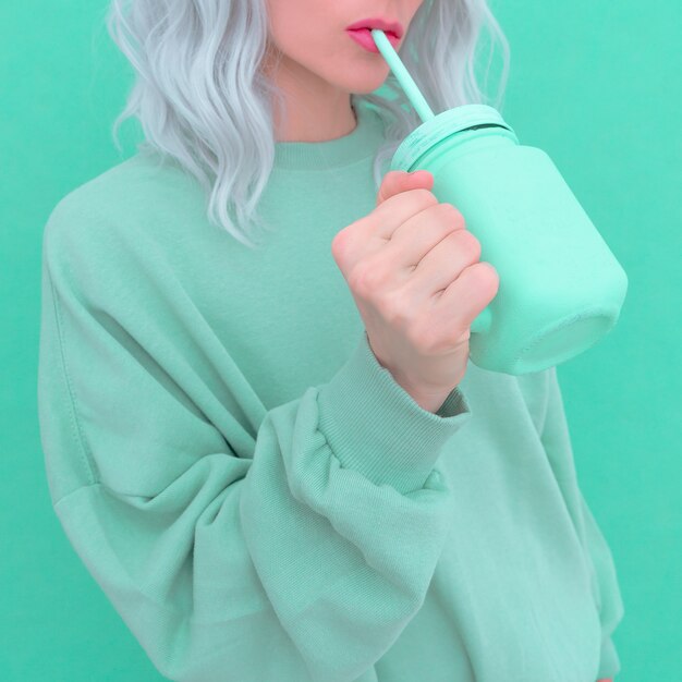 Fille blonde esthétique boire Smoothie frais Design monochrome minimal Tendance Aqua menthe