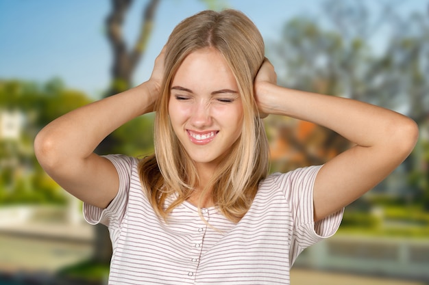 Fille blonde irritée et stressée