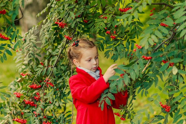 fille blonde en manteau rouge et rowan