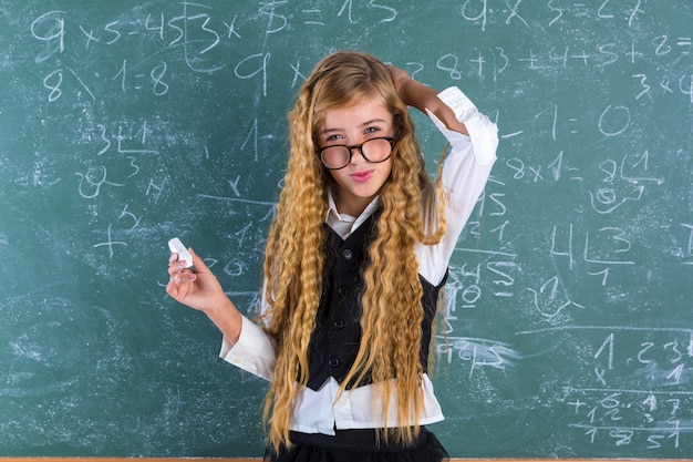 Fille blonde de nerd en écolière green board