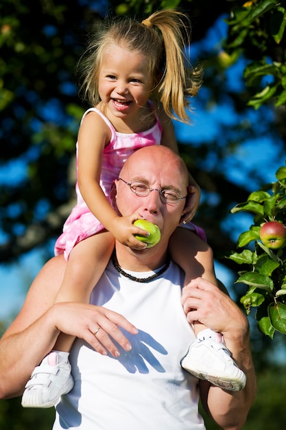 fille blonde nourrir papa avec pomme