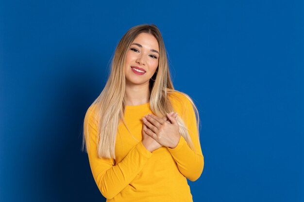 Fille blonde portant un T-shirt jaune