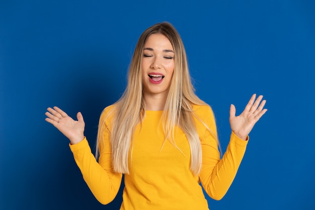 Fille blonde portant un T-shirt jaune