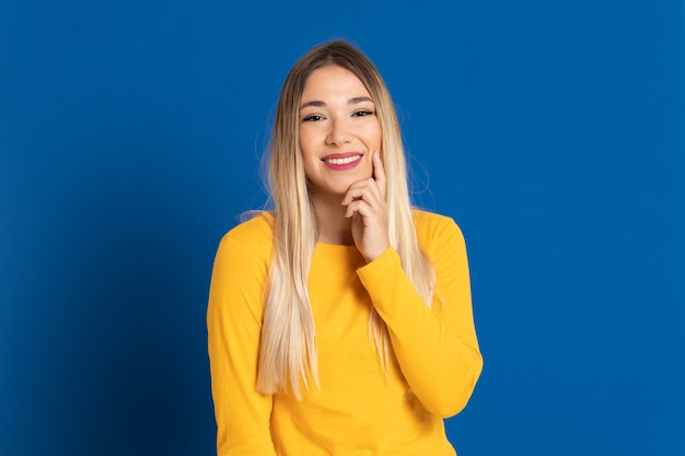 Fille blonde portant un T-shirt jaune