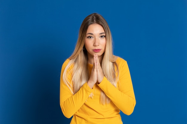 Fille blonde portant un T-shirt jaune