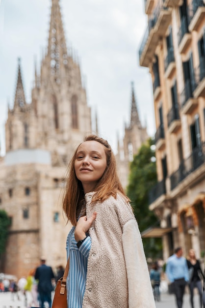 Fille blonde sur une promenade dans la vieille ville