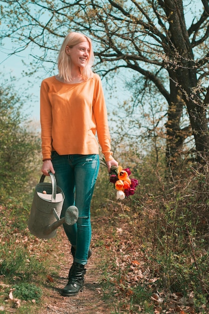 Fille blonde travaillant dans le jardin