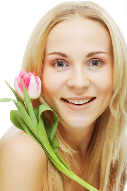 Fille blonde avec tulipe